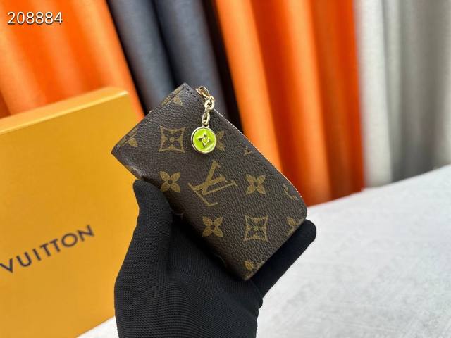 M14529 Monogram! Made from iconic Monogram canvas, the Noa keychain is an elegan