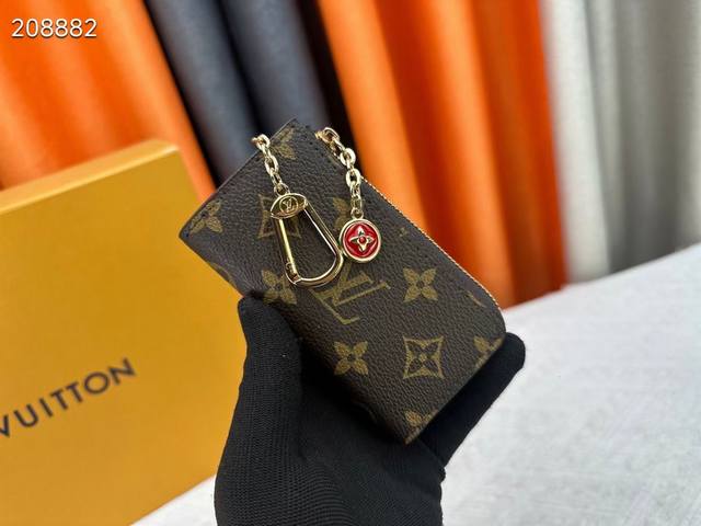 M14529 Monogram! Made from iconic Monogram canvas, the Noa keychain is an elegan