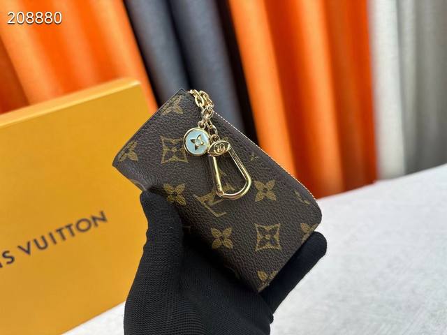 M14529 Monogram! Made from iconic Monogram canvas, the Noa keychain is an elegan