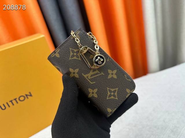 M14529 Monogram! Made from iconic Monogram canvas, the Noa keychain is an elegan