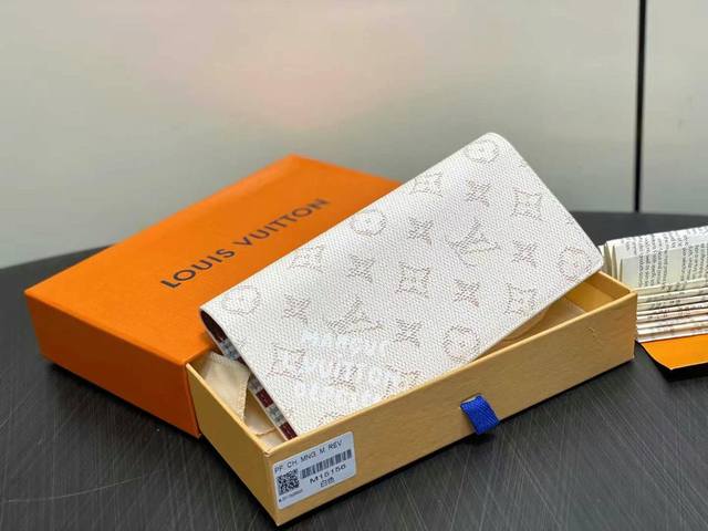 M15156White long suit walletNew Brazza wallet of the seasonThis Brazza wallet is