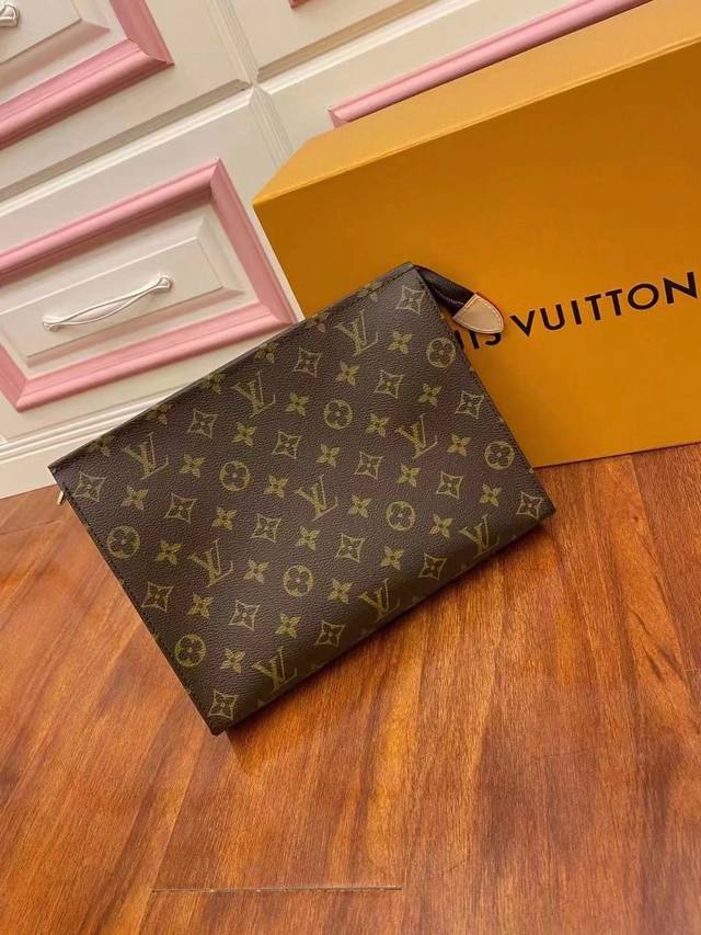 M47542 Large Monogram canvas cosmetic box, spacious interior, with crotch-style