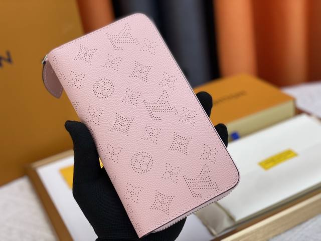 M61867 This practical Monogram canvas wallet has a zipper closure and can hold b