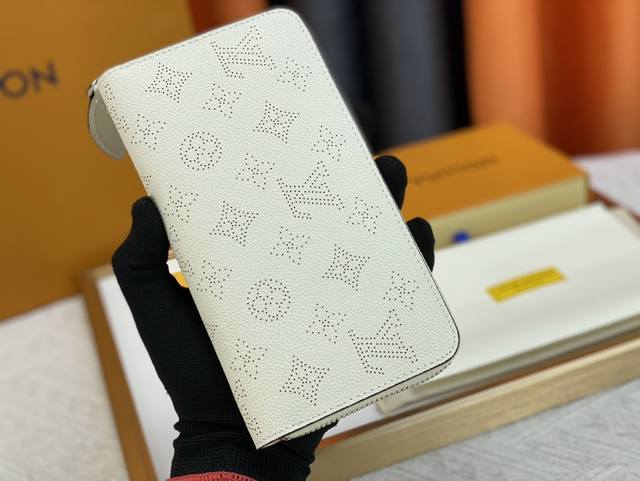 M61867 This practical Monogram canvas wallet has a zipper closure and can hold b