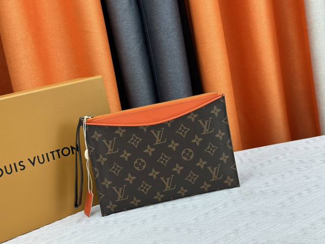 M60910 , real object photography. This handbag is exquisitely crafted. The Palla