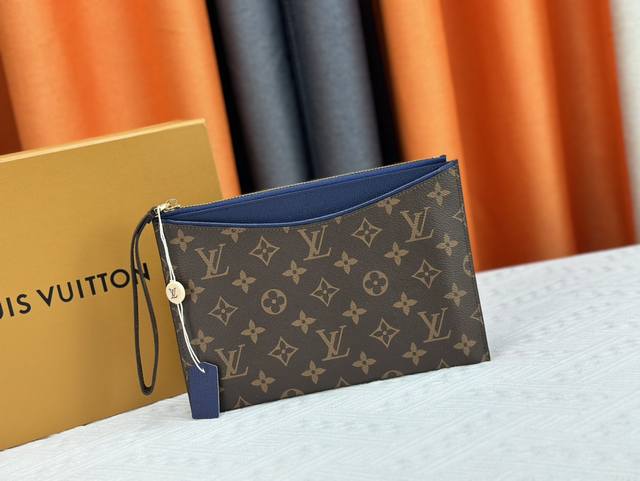 M60910, real shot This handbag is exquisitely crafted. The Pallas clutch combine