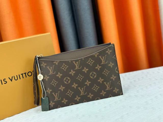 M60910, real shot This handbag is exquisitely crafted. The Pallas clutch combine