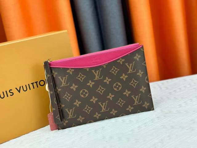 M60910, real shot This handbag is exquisitely crafted. The Pallas clutch combine