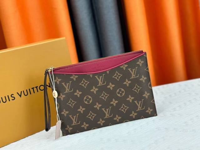 M60910, real shot This handbag is exquisitely crafted. The Pallas clutch combine