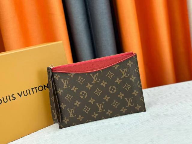 M60910, real shot This handbag is exquisitely crafted. The Pallas clutch combine