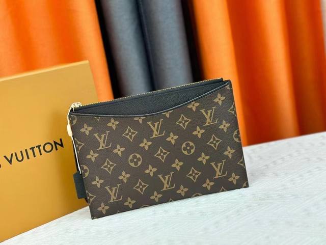 M60910, real shot This handbag is exquisitely crafted. The Pallas clutch combine