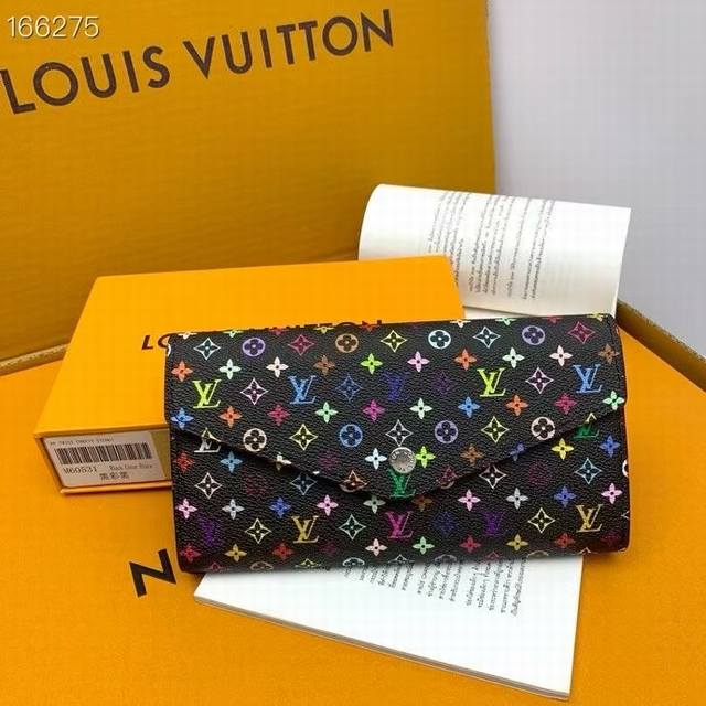 M60531Inside color matching This envelope wallet is made of elegant Monogram can