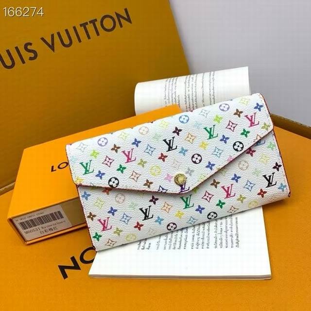 M60531Inside color matching This envelope wallet is made of elegant Monogram can