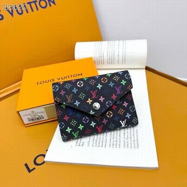 M41938. 33-color style and powerful functions, this small Victorine wallet is th