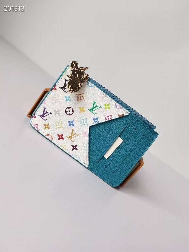 Style No.: 13800 Rose 81912 This Romy cardholder is part of the Louis Vuitton x