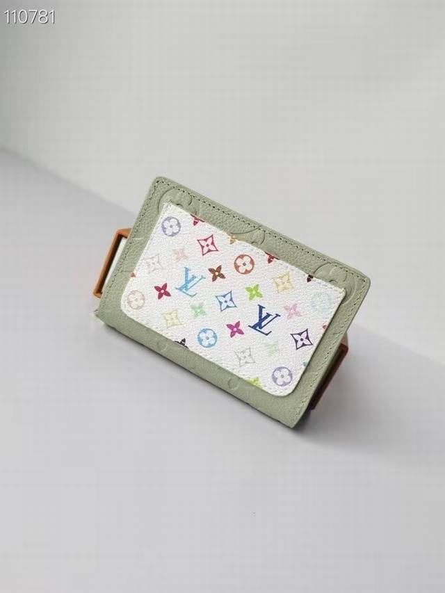 Style number: M13619 Green Murakami Takashi collaboration series This Cl