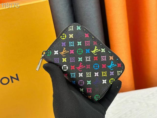 Zippy Zipper Coin Purse M60067 is the ideal choice for urban people. The bag is