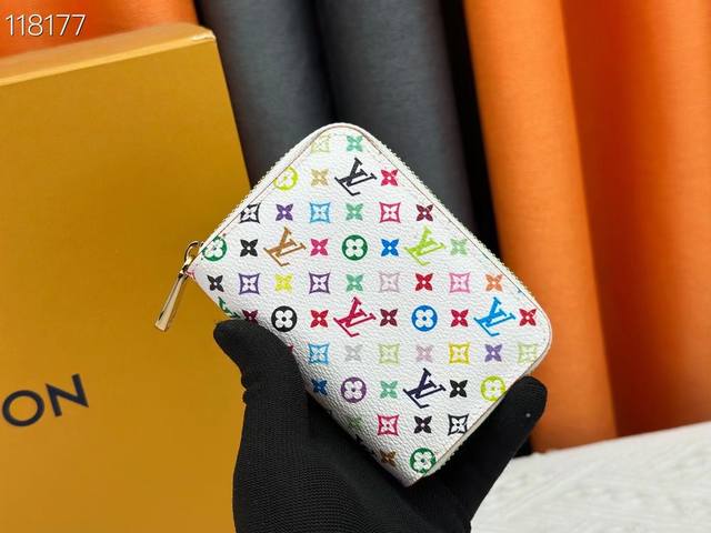 Zippy Zipper Coin Purse M60067 is the ideal choice for urban people. The bag is