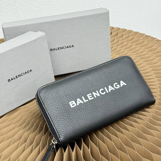 Balenciaga Cash Continental Wallet Dimensions: L19 x H11 x W2 cm Grained calfski