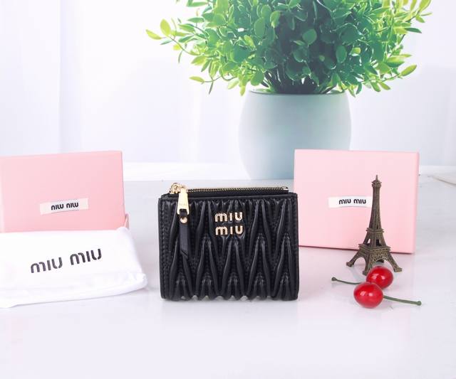 Model number: M1113 Brand: Miumiu Color: black pink blue Size: 11.5*10*3 Descri