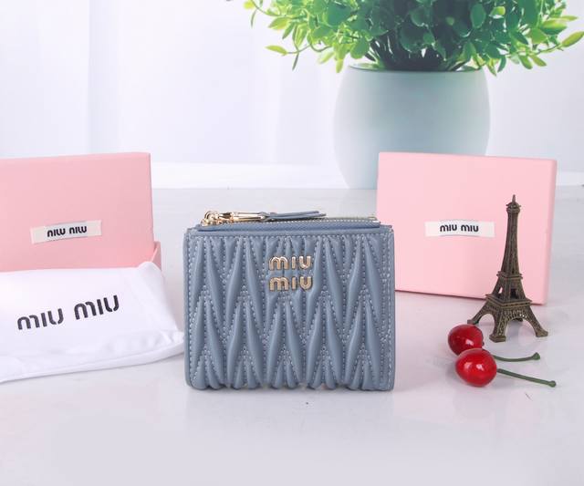 Model number: M1113 Brand: Miumiu Color: black pink blue Size: 11.5*10*3 Descri