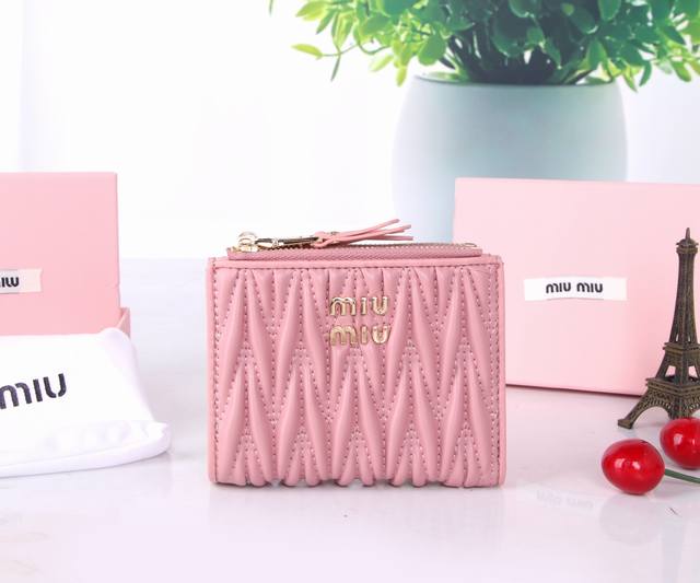 Model number: M1113 Brand: Miumiu Color: black pink blue Size: 11.5*10*3 Descri