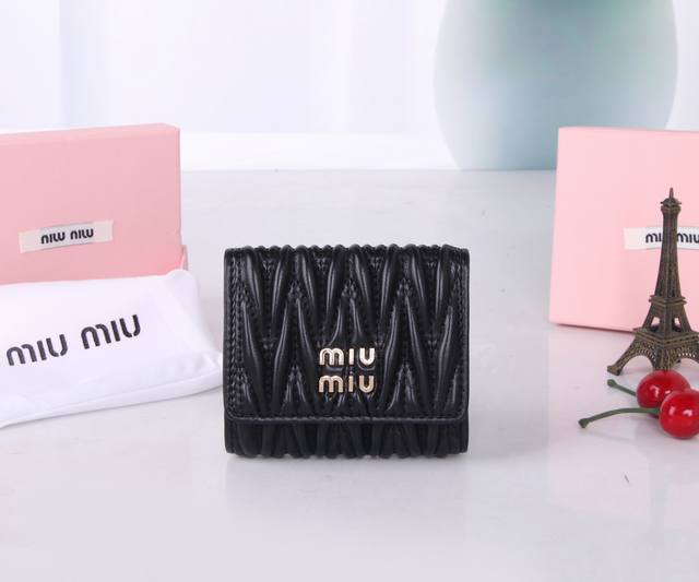 Model number: M1114 Brand: Miumiu Color: black pink blue Size: 11.5*10*3 Descri