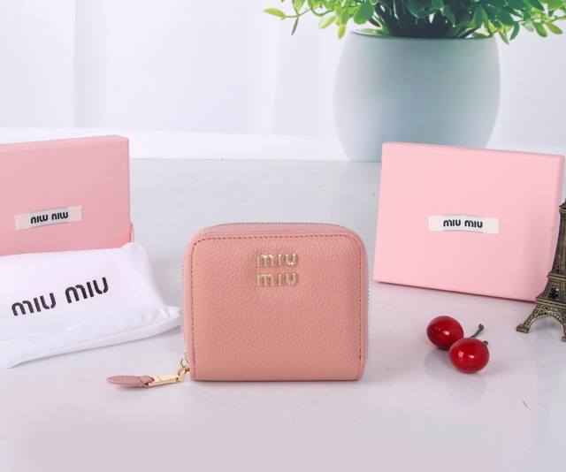 Model No.: M1112 Brand: Miumiu Color: Black Pink Size: 10.5*10*3 Description: T