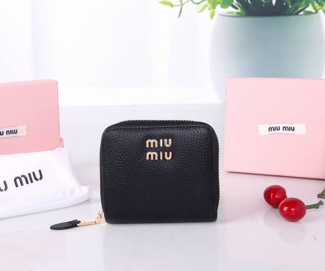 Model number: M1112 Brand: Miumiu Color: Black Pink Size: 10.5*10*3 Description