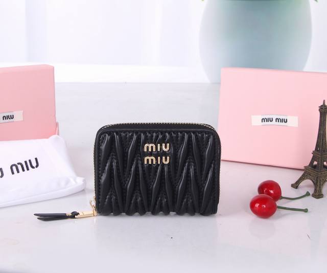 Model No.: M1115 Brand: Miumiu Color: Black Pink Size: 12*8.5 Description: The
