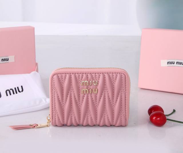 Model No.: M1115 Brand: Miumiu Color: Black Pink Size: 12*8.5 Description: The