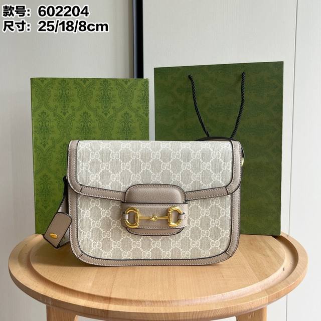 Real shot# Model number: 60 4 oats Size: 25X18X8Cm The classic 1955 series saddl