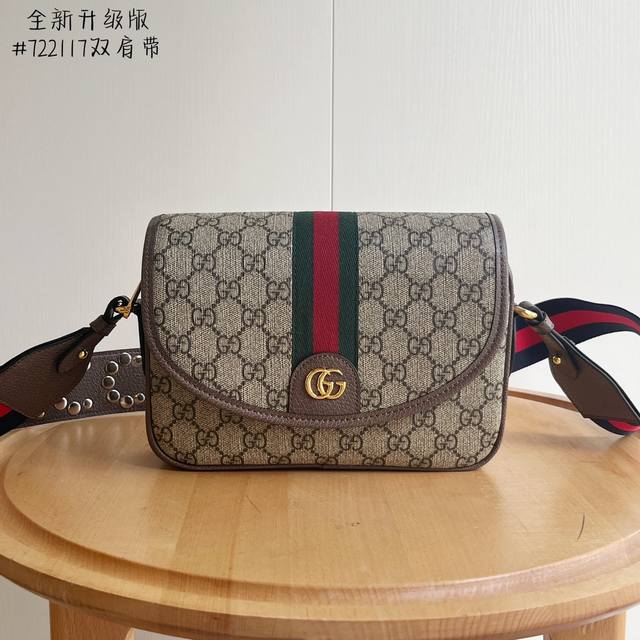 Real shot# Medium Model number: 722117Double shoulder straps Size: 23.17.7Cm The
