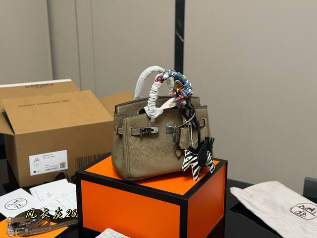 with folding box airplane box Size: 20cm with long shoulder strap The season of