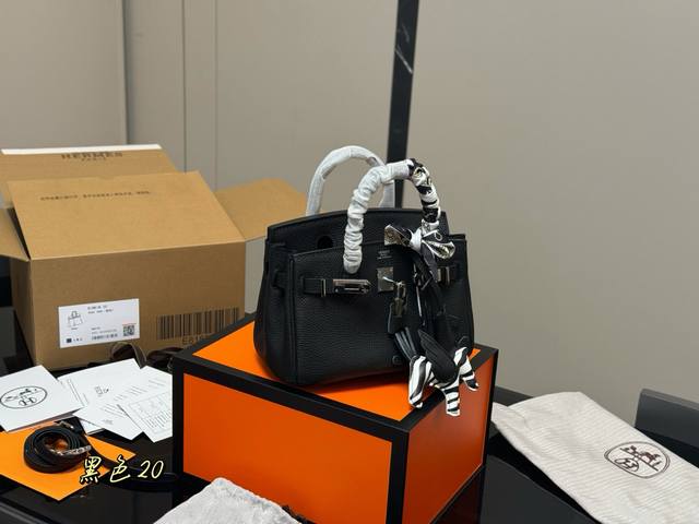 with folding box airplane box Size: 20cm with long shoulder strap The season of