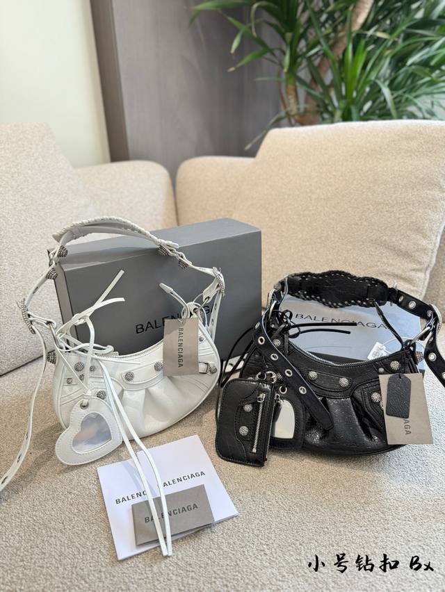 Balenciag Le Cagole underarm crescent bag is a must-have for sweet and cool hot