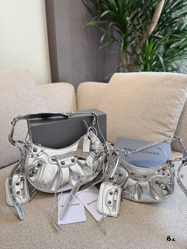 Balenciag Le Cagole underarm crescent bag is a must-have for sweet and cool hot
