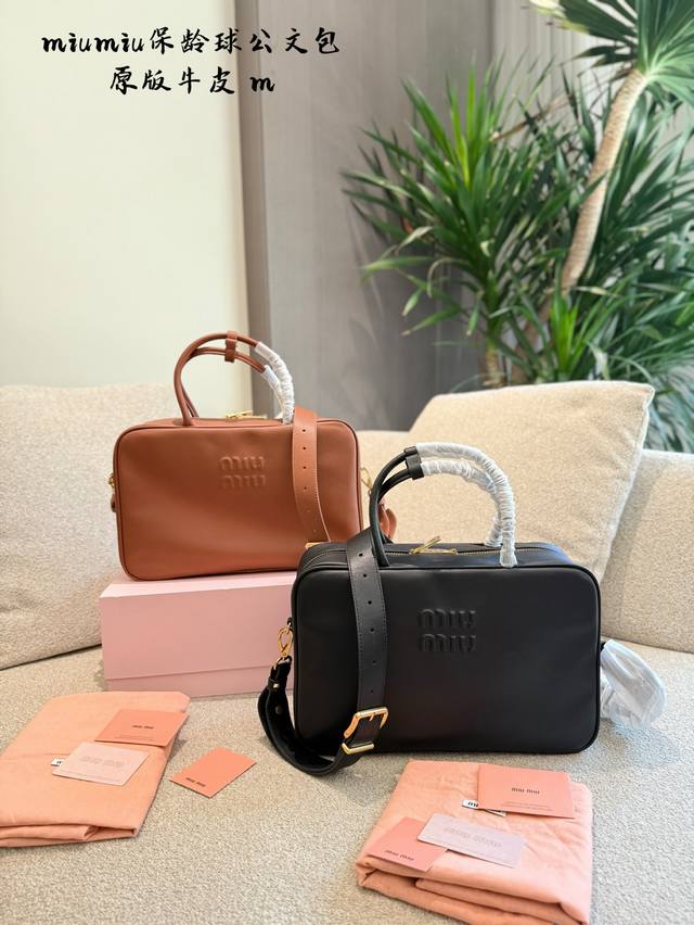Original calfskin Miumiu's chosen work bag Miumiu has stood up, and the bowling
