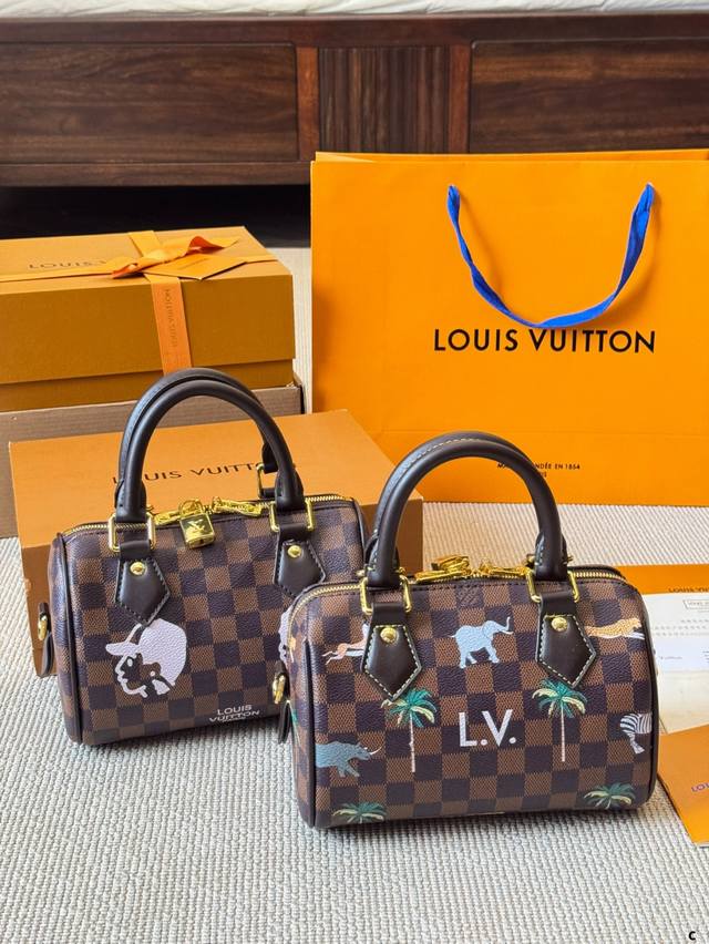 Lv Speedy pillow bag The lining is the same as the counter. A true replica of th