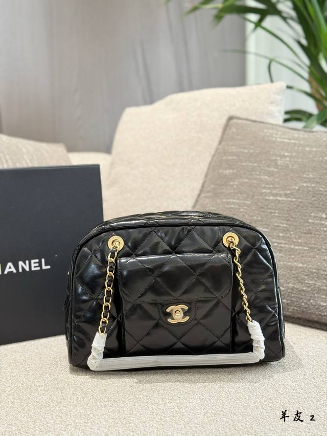 Original A must-have for travel, Chanel 24Amaxi bowling bag Come and see me, the