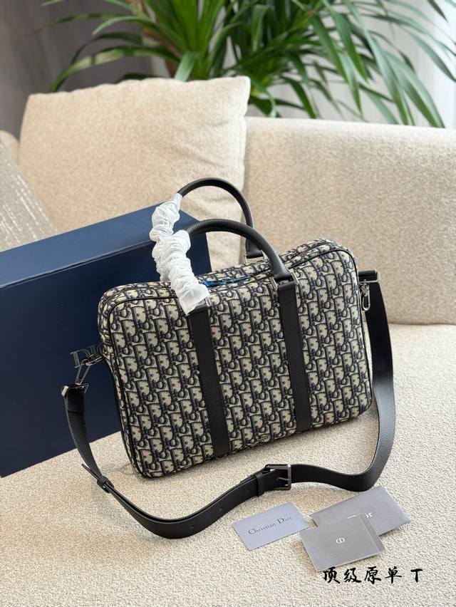 Dior shoulder old flower details are coming 1 Fashion essential: Dior shoulder o