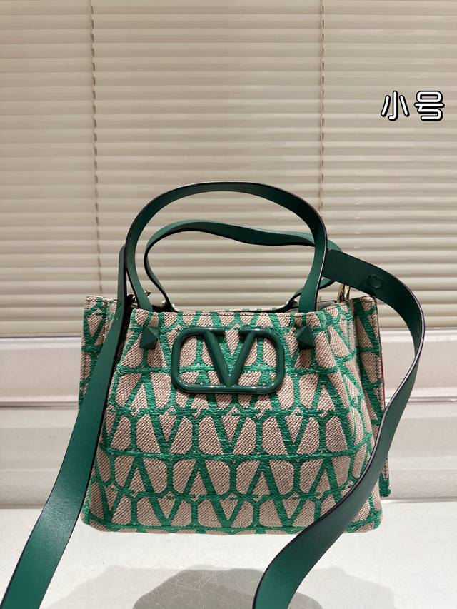 Size 25.16 Valentino handbag can be worn crossbody Very retro feeling High-end a
