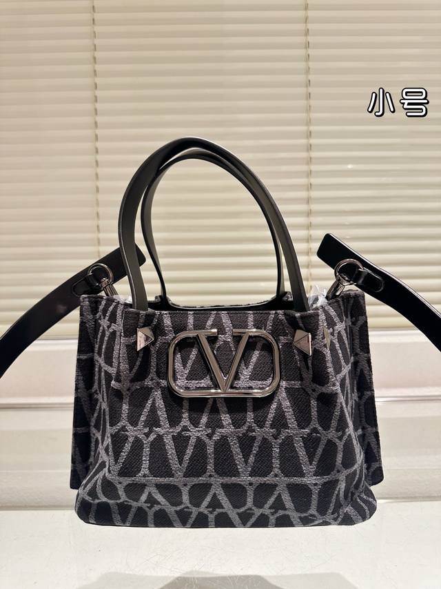 Size 25.16 Valentino handbag can be worn crossbody Very retro feeling High-end a