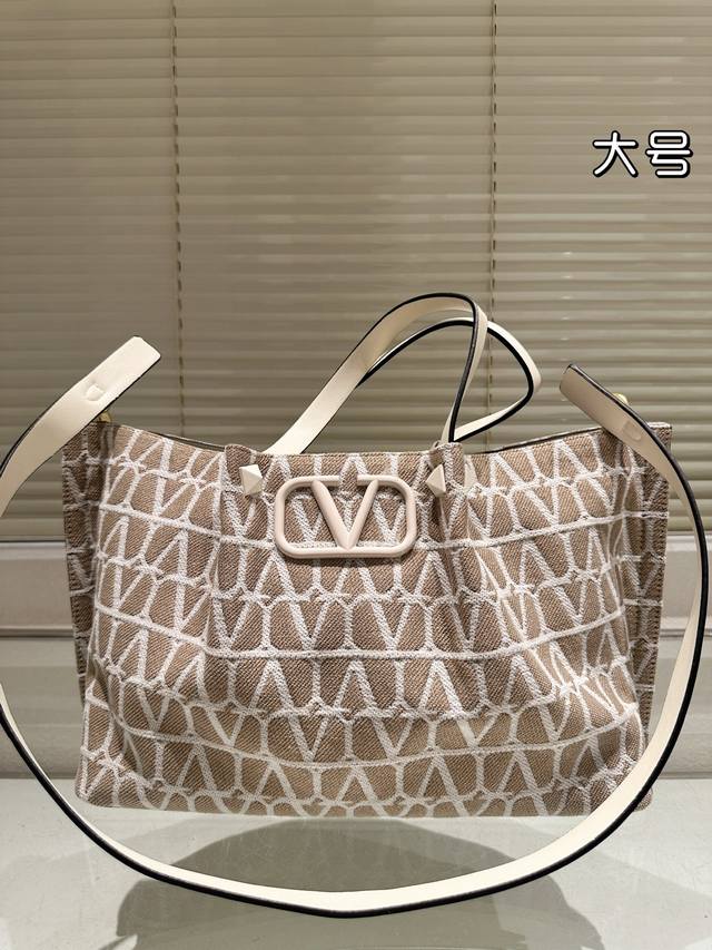 Size 37.24 Valentino handbag can be worn crossbody Very retro feeling High-end a