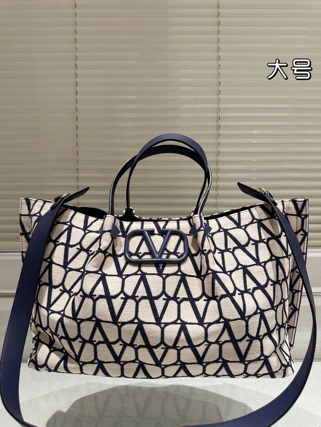 Size 37.24 Valentino handbag can be worn crossbody Very retro feeling High-end a