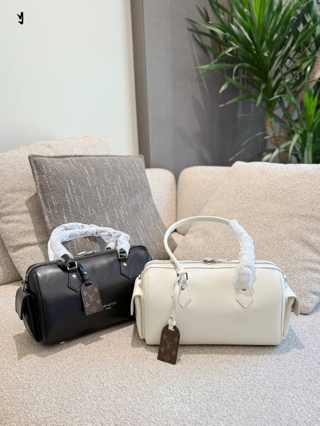 Lv The new Speedy Cargo is very motorcycle-like. It comes in two colors: black a