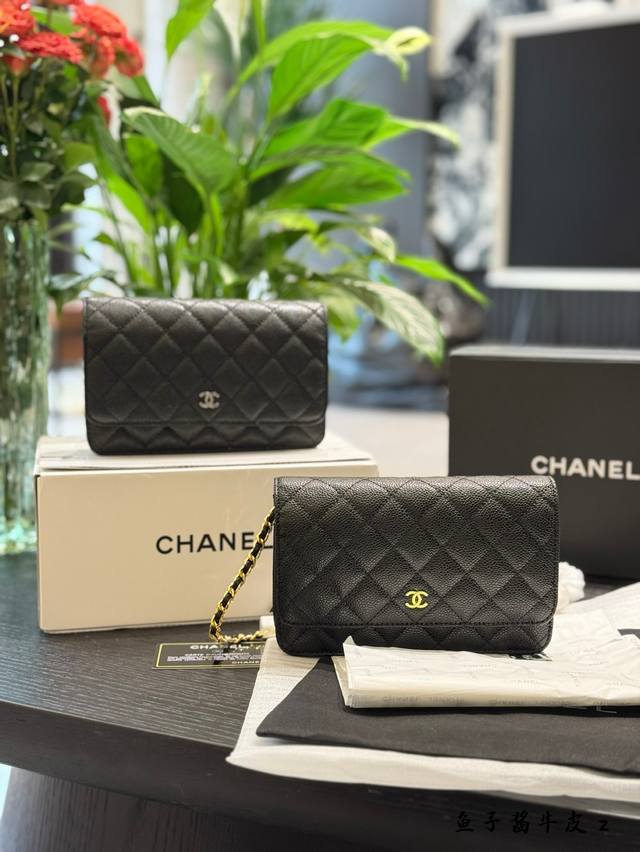 Caviar leather Chanel classic black Woc No girl will not love Woc is a model of