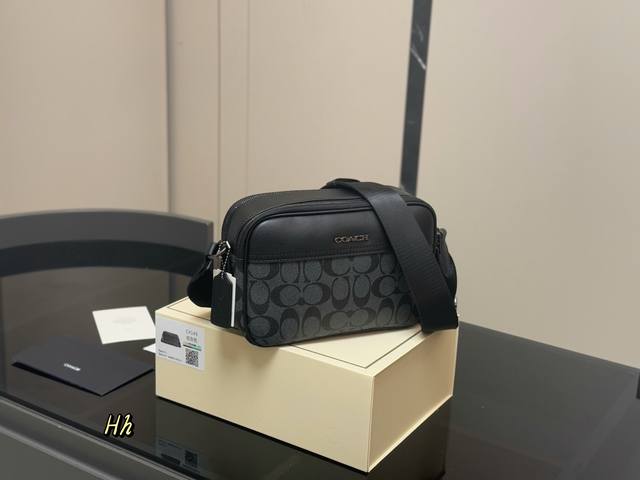 with boxSize: 23*15Cm Coach camera bag, Satisfactory capacity! Very practical!