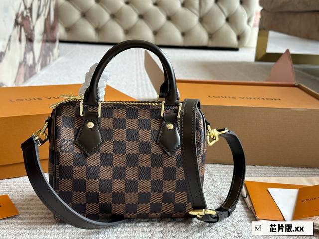 Lv checkerboard shoulder strap, the rate of turning heads is off the charts This