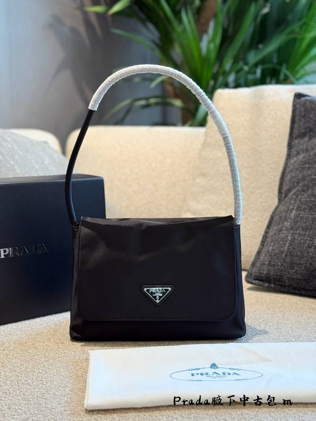 Bag Recommendation] Prada lunch box Hobo bag Prada black and silver is the best